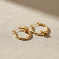Aretes ARO NUDO dorado grueso con nudo decorativo en la base
