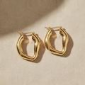 Aretes ARO ONDULADO GOLD dorado tubular con forma cuadrada orgánica ondulada y cierre de palanca