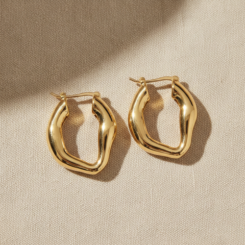 Aretes ARO ONDULADO GOLD dorado tubular con forma cuadrada orgánica ondulada y cierre de palanca