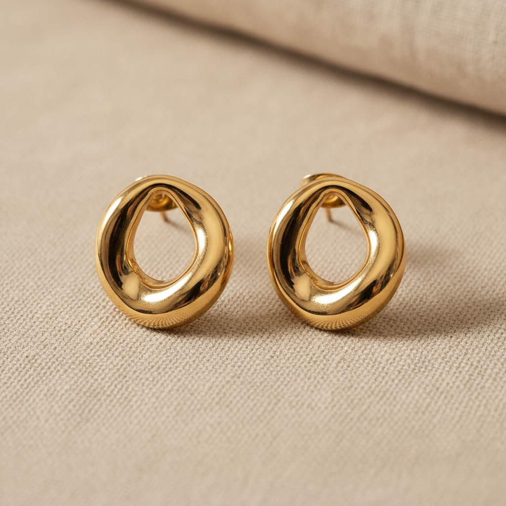 Aretes FORMA ABIERTA tachón dorado con forma orgánica circular abierta y ondulada