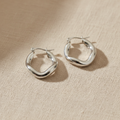Aretes ARO ORGÁNICO plateado grueso con forma cuadrada orgánica ondulada