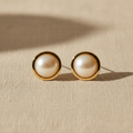 Aretes CÍRCULO NÁCAR tachón dorado circular con perla de nácar blanca en el centro