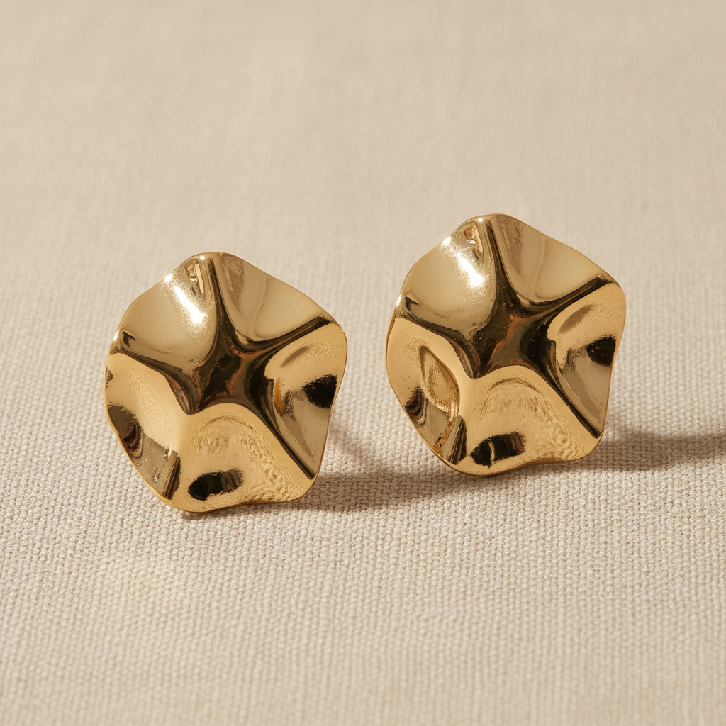 Aretes DISCO ONDULADO tachón dorado cuadrado orgánico con superficie ondulada y textura martillada