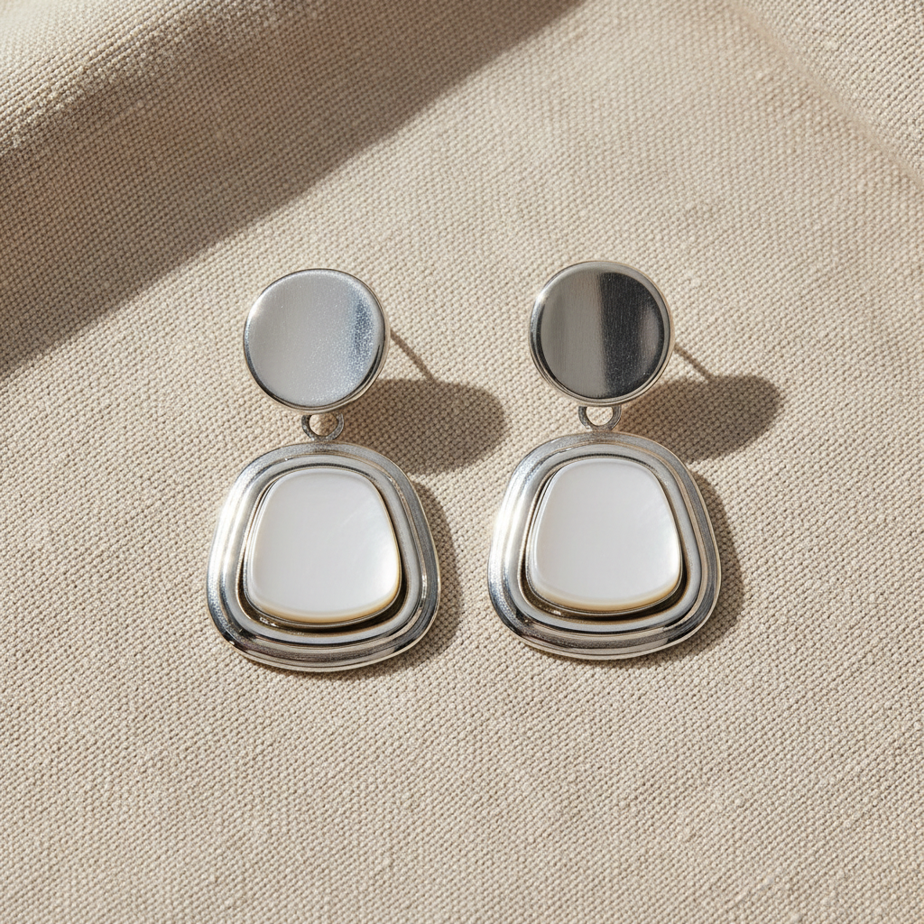 Aretes DOMO NÁCAR plateados con tachón circular y colgante cuadrado orgánico con nácar blanco