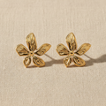 Aretes MUSE tachón dorado en forma de flor de orquídea con pétalos texturizados