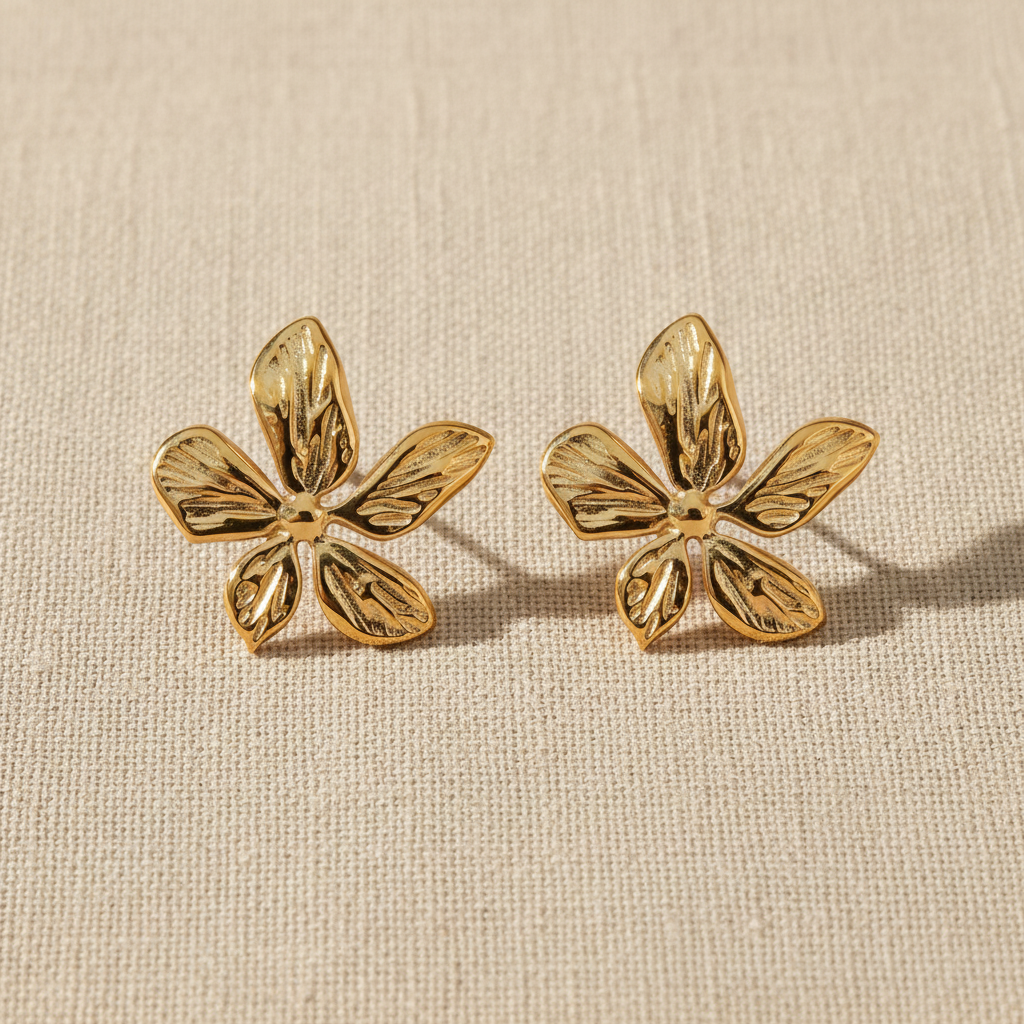 Aretes MUSE tachón dorado en forma de flor de orquídea con pétalos texturizados