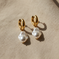 Aretes HUGGIE BARROCA dorados con perla barroca blanca grande colgante