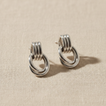 Aretes TRIPLE NUDO plateado con tachón de tres líneas y triple aro entrelazado colgante