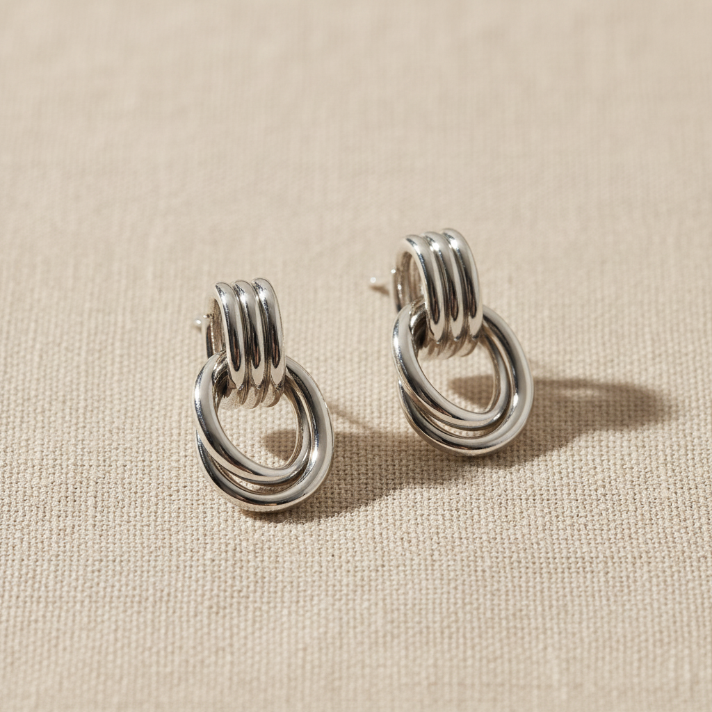 Aretes TRIPLE NUDO plateado con tachón de tres líneas y triple aro entrelazado colgante