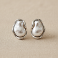 Aretes BARROCA PLATA tachón plateado con perla barroca blanca en montura orgánica