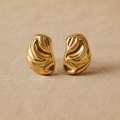 Aretes PLUMA BARROCA tachón dorado voluminoso con pliegues y ondas en relieve