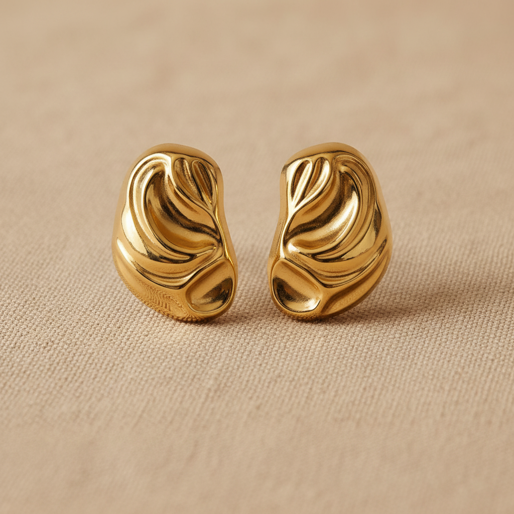 Aretes PLUMA BARROCA tachón dorado voluminoso con pliegues y ondas en relieve