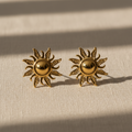 Aretes SOL DORADO tachón en forma de sol con rayos texturizados y centro esférico dorado