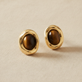 Aretes OJO TIGRE tachón dorado orgánico con piedra de ojo de tigre marrón