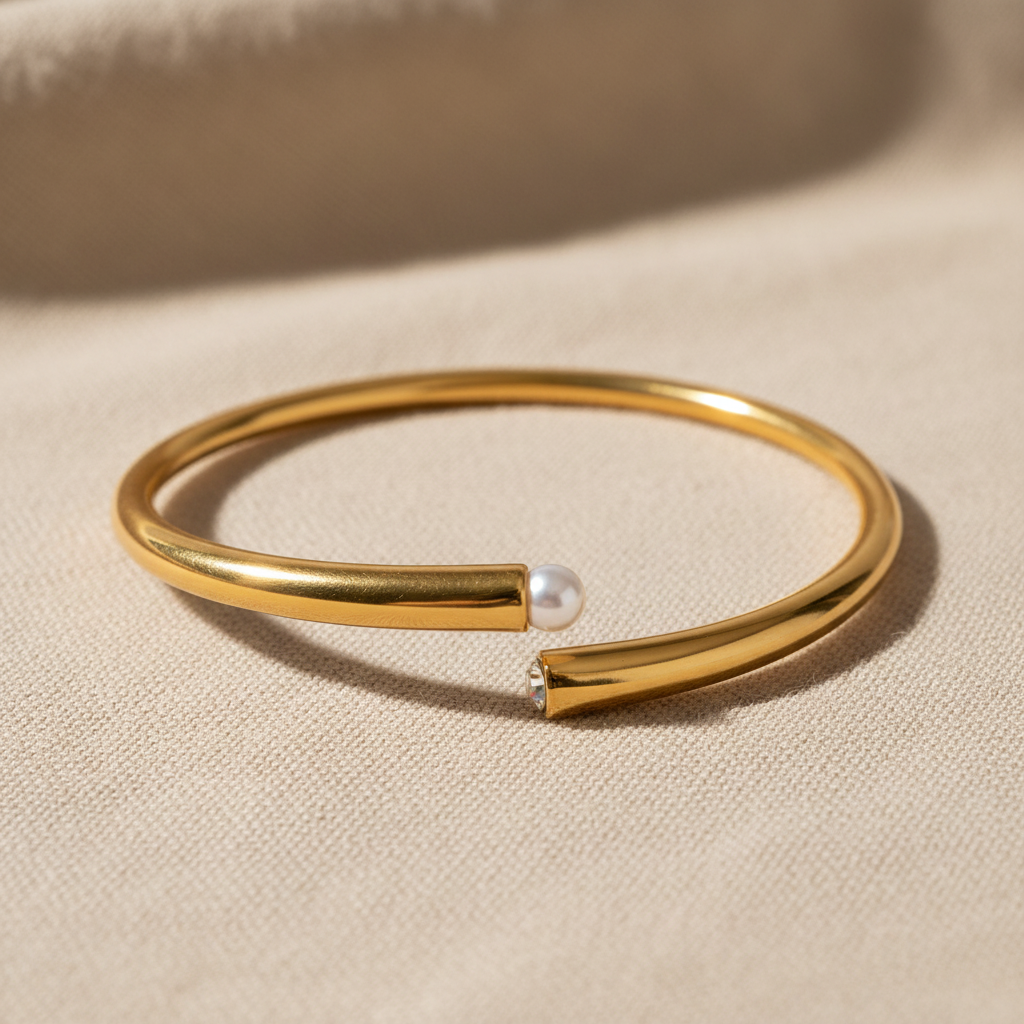 Brazalete PERLA CUFF dorado con perla blanca y cristal sobre lino beige