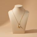 Collar NEREA cadena dorada con dije de concha, estrella de mar con cristales y perla barroca