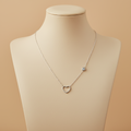 Collar CORAZÓN ZIRCONIA cadena plateada con corazón abierto y zirconia azul asimétrica