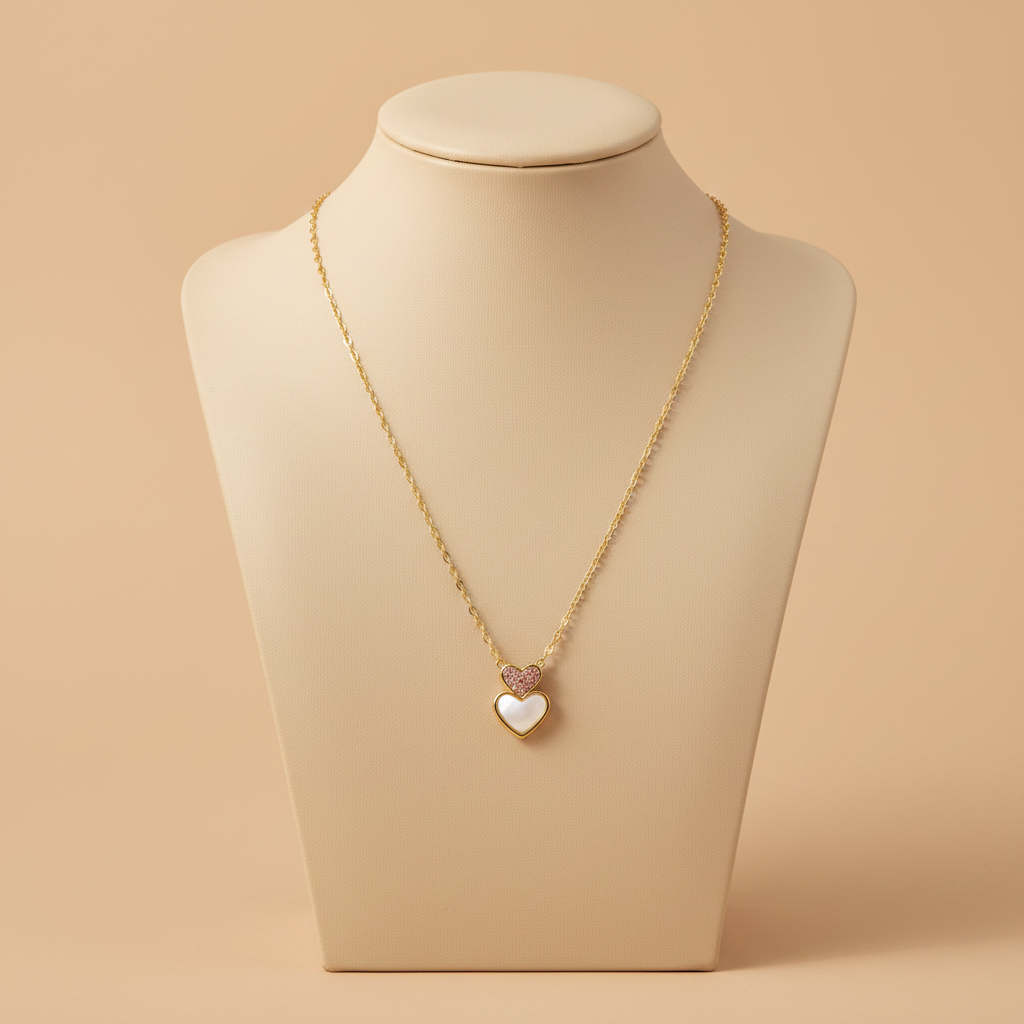 Collar DOBLE AMOR cadena dorada con doble corazón de nácar blanco y zirconia rosa