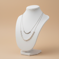 Collar DÚO PERLAS doble cadena plateada con perlas blancas y barra de aros