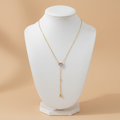 Collar LARIAT LILA dorado con corazón de zirconia lila y caída de gota dorada