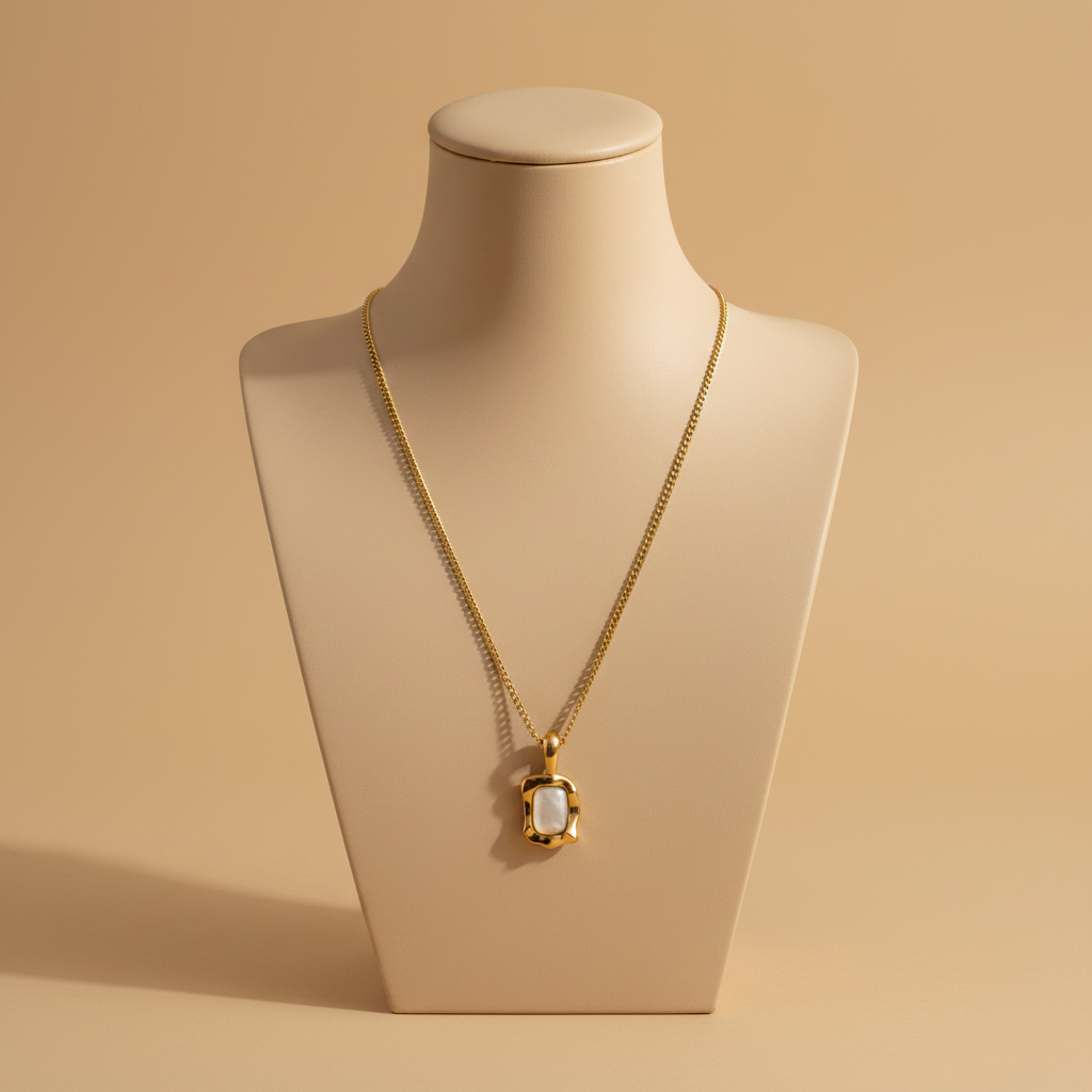 Collar MARCO NÁCAR cadena cubana dorada con dije de marco orgánico y nácar blanco