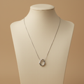 Collar ORBIS cadena serpiente plateada con dije de forma orgánica abierta
