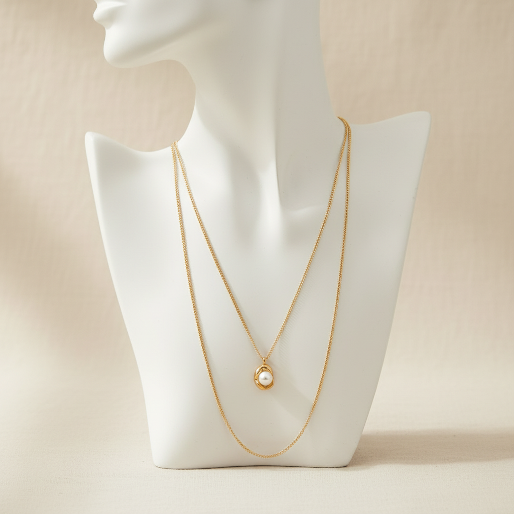 Collar LUNA PERLA doble cadena dorada con dije de perla en torso blanco