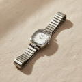 Reloj NÁCAR SILVER plateado con caja cuadrada redondeada, carátula blanca y correa de eslabones plateados