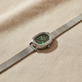 Reloj SAM caja plateada cuadrada orgánica con carátula verde esmeralda y correa mesh plateada