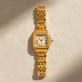 Reloj PANTHÈRE GOLD dorado con caja cuadrada, carátula crema con números romanos y correa de eslabones dorados